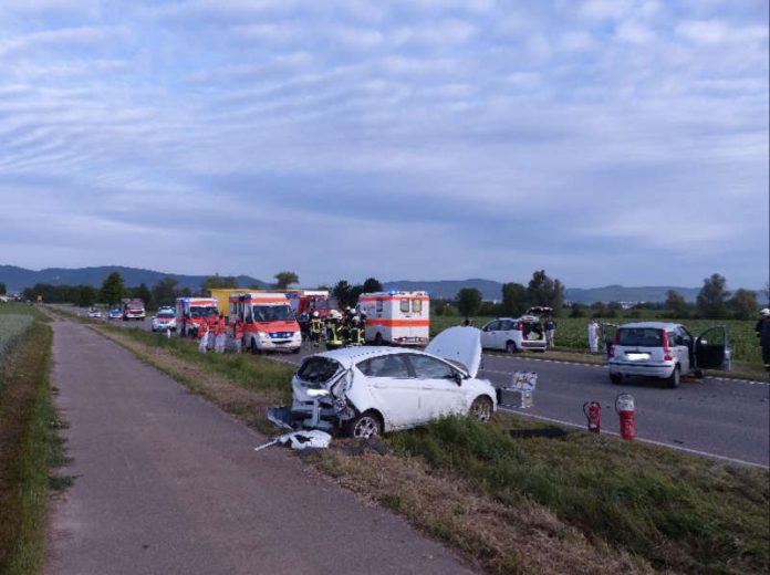 Verkehrsunfall zwischen Lachen-Speyerdorf und Geinsheim (Foto: Feuerwehr Neustadt)