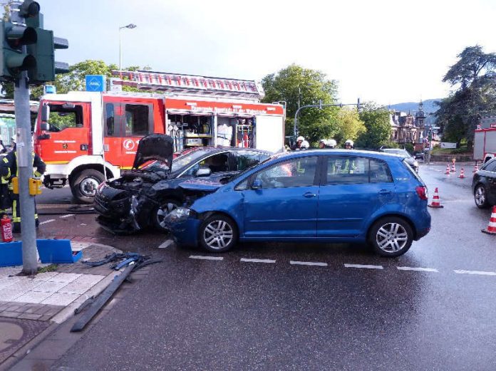 Verkehrsunfall Maximilianstraße Höhe Rosengarten (Foto: Feuerwehr Neustadt)