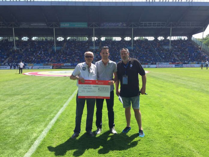 Bonuszahlung SV Waldhof Mannheim; Horst Kilian, Rouven Ettner, Stadionsprecher Waldhof Mannheim. (Foto: Badischer Fußballverband)