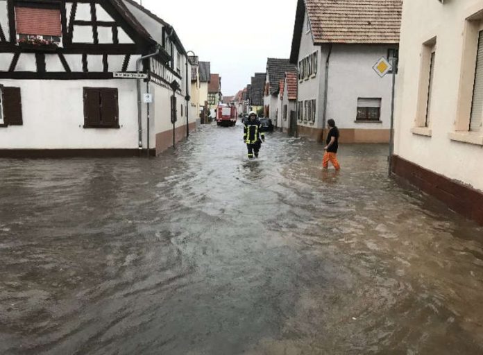Die Straße war überflutet (Foto: Feuerwehr Neustadt) Die Straße war überflutet (Foto: Feuerwehr Neustadt)