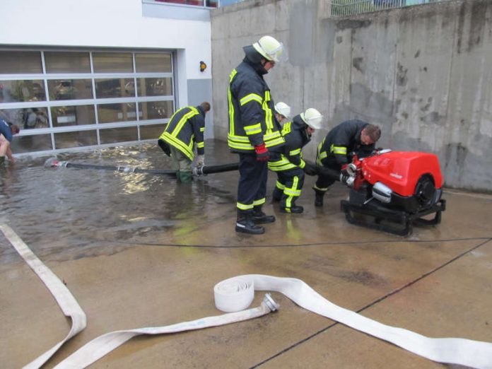 Die Freiwillige Feuerwehr Weinheim musste 22 Einsatzstellen in Lützelsachsen abarbeiten. (Foto: Svenja Fath) Die Freiwillige Feuerwehr Weinheim musste 22 Einsatzstellen in Lützelsachsen abarbeiten. (Foto: Svenja Fath)