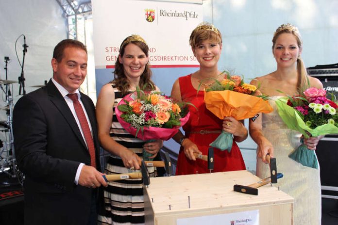 Vizepräsident Dr. Hannes Kopf mit den Weinköniginnen (Foto: SGD Süd)
