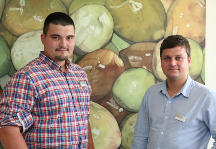 Seit dem 1. April 2017 hat der Rhein-Neckar-Kreis mit Dorian Jacobs (links) einen neuen Wildtierbeauftragten. Julian Meyer (rechts) leitet ebenso seit dem 1. April 2017 die unteren Jagd-, Waffen- und Sprengstoffbehörde im Rhein-Neckar-Kreis und ist gleichzeitig stellvertretender Wildtierbeauftragter. (Foto: Landratsamt Rhein-Neckar-Kreis) Seit dem 1. April 2017 hat der Rhein-Neckar-Kreis mit Dorian Jacobs (links) einen neuen Wildtierbeauftragten. Julian Meyer (rechts) leitet ebenso seit dem 1. April 2017 die unteren Jagd-, Waffen- und Sprengstoffbehörde im Rhein-Neckar-Kreis und ist gleichzeitig stellvertretender Wildtierbeauftragter. (Foto: Landratsamt Rhein-Neckar-Kreis)