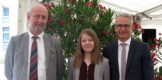 Ulrich Purschke (links), stellvertretender Schulleiter der Bertha-von-Suttner-Schule, und Landrat Dr. Christoph Schnaudigel (rechts) gratulierten Alisa Stoll zur Traumnote 1,0. (Foto: Landratsamt Karlsruhe)