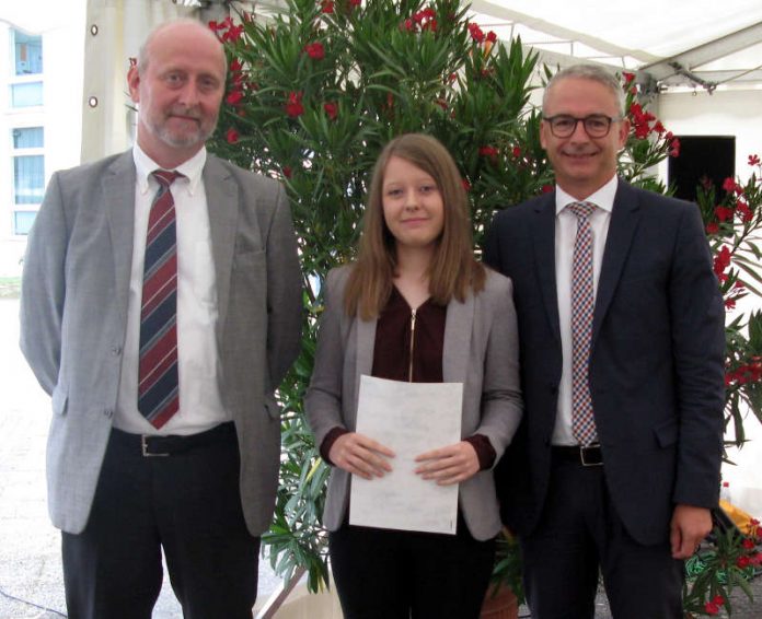 Ulrich Purschke (links), stellvertretender Schulleiter der Bertha-von-Suttner-Schule, und Landrat Dr. Christoph Schnaudigel (rechts) gratulierten Alisa Stoll zur Traumnote 1,0. (Foto: Landratsamt Karlsruhe)