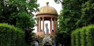 Besucher kostümiert - Event in Schwetzingen im Schlossgarten