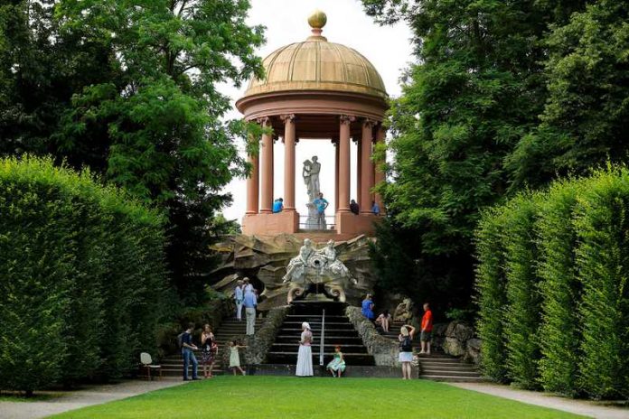 Besucher kostümiert - Event in Schwetzingen im Schlossgarten