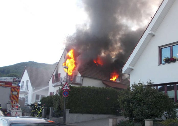 Aufnahme des brennenden Obergeschoß (Foto: Polizei RLP)