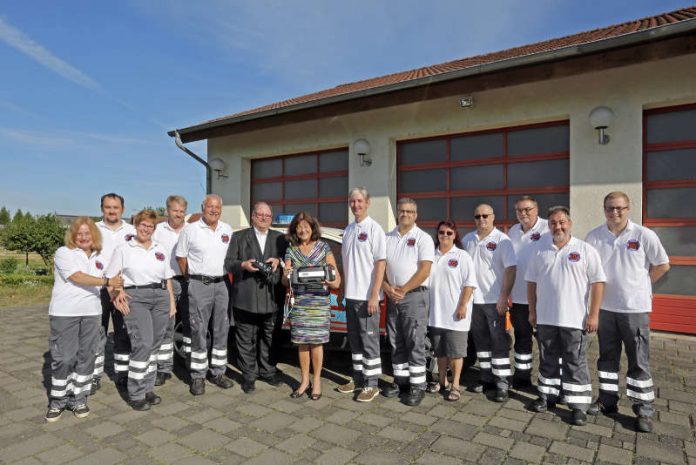 Als Vorsitzende des DRK Kreisverbandes Südliche Weinstraße übergab Theresia Riedmaier ein AED-Gerät mit EKG-Überwachung und Sauerstoff-Fingersensor, welches bei Herz-Kreislaufstillstand eingesetzt wird und damit ein wichtiges Hilfsmittel für die First-Responder-Gruppe darstellt. (Foto: DRK-Rettungsdienst Südpfalz GmbH)