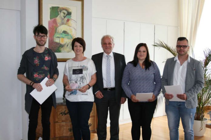 Der Präsident des Pfälzischen Oberlandesgerichts Zweibrücken, Bernhard Thurn (3 v. r.), gratulierte den vier anwesenden Absolventinnen und Absolventen. (Foto: Pfälzisches Oberlandesgericht Zweibrücken)