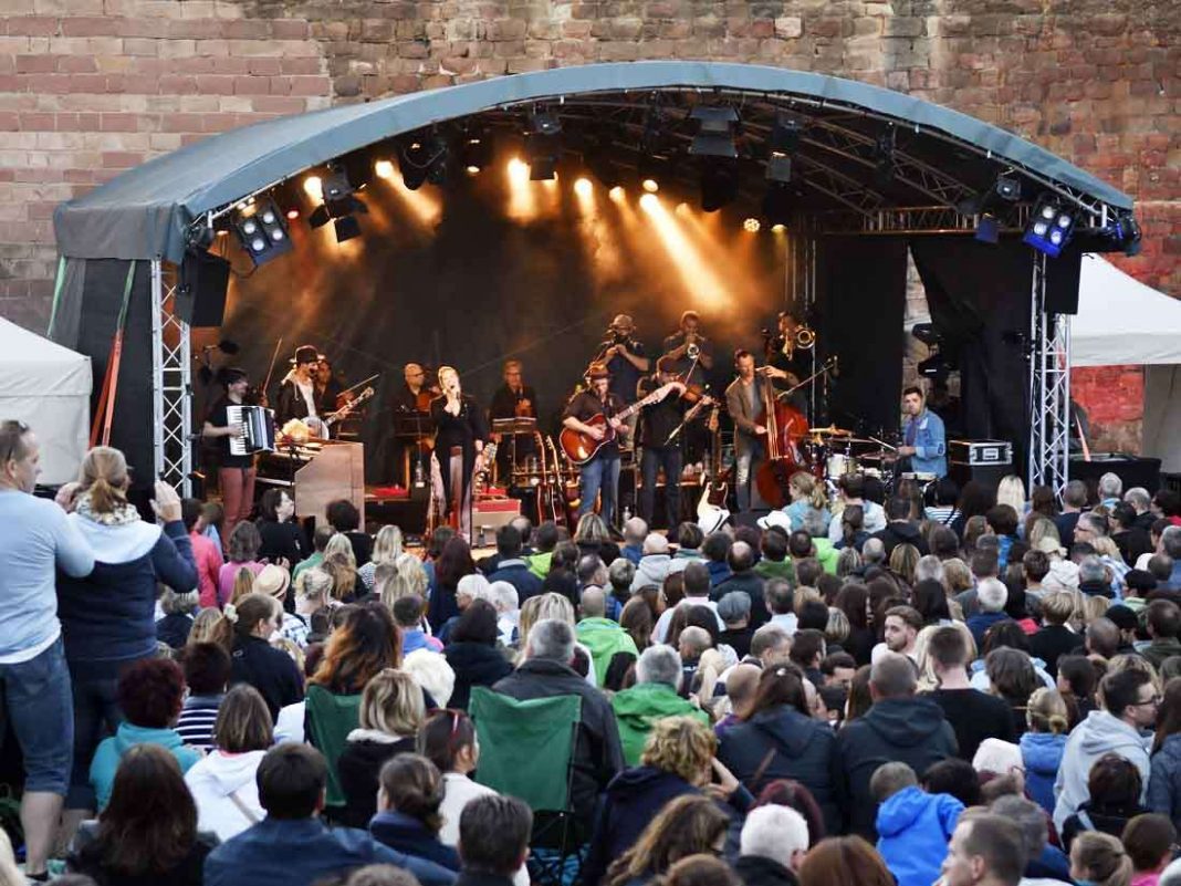 Gregor Meyle beim Neuleininger Burgsommer (Foto: Helmut Dell)