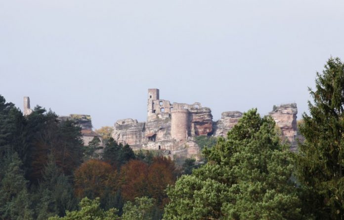 Die Burg Altdahn im Herbst (Foto: GDKE Rheinland-Pfalz / Pfeuffer)