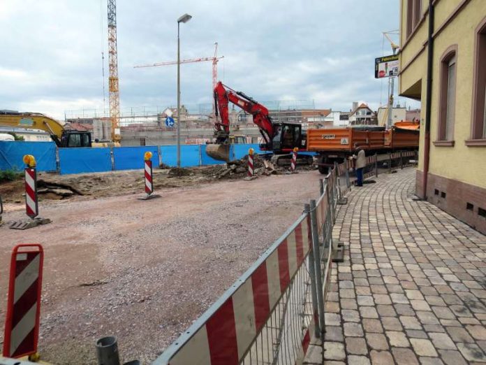 Der Gehweg auf der südlichen Seite ist fertig, Richtung Norden wird er aktuell abgebrochen. (Foto: Stadtverwaltung Neustadt)