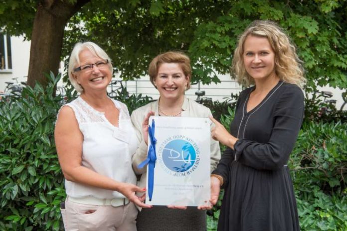 Übergabe der Spende der Dietmar Hopp Stiftung an den Förderverein der Klinikschule Heidelberg (v.r.): Dr. Ingrid Rupp, Referentin der Dietmar Hopp Stiftung, Sati Cinar, Schulleiterin der Klinikschule, Birgit Schöffmann, 2. Vorsitzende des Fördervereins der Schule. (Foto: Universitätsklinikum Heidelberg)