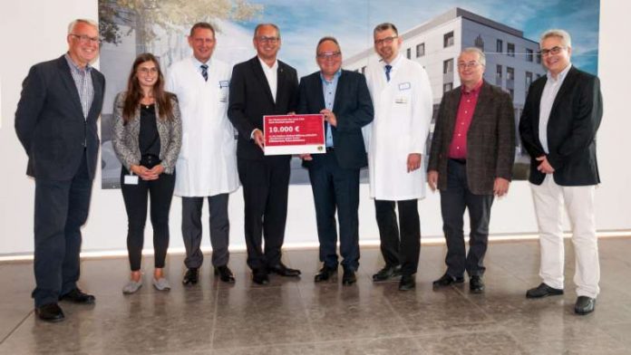 v.r.: Peter Schmitz, Doktorandin Charlotte Feil, Dr. Thomas Stein, Christian Markert, Thomas Riemann-Seibert, Prof. Dr. Carl Schimanski, Prof. Dr. Martin Berger und Armin Domnick. (Foto: Klinikum Darmstadt)