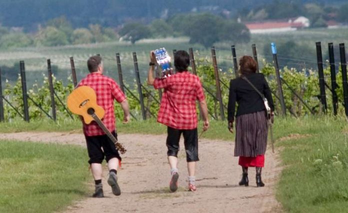 Bei den Goetheparkplaudereien am Sonntag, 6. August, stellt die Band „Van de Palz“ Auszüge aus ihrem Programm „ortsnauswärtszuus“ vor. (Foto: Van de Palz) Bei den Goetheparkplaudereien am Sonntag, 6. August, stellt die Band „Van de Palz“ Auszüge aus ihrem Programm „ortsnauswärtszuus“ vor. (Foto: Van de Palz)