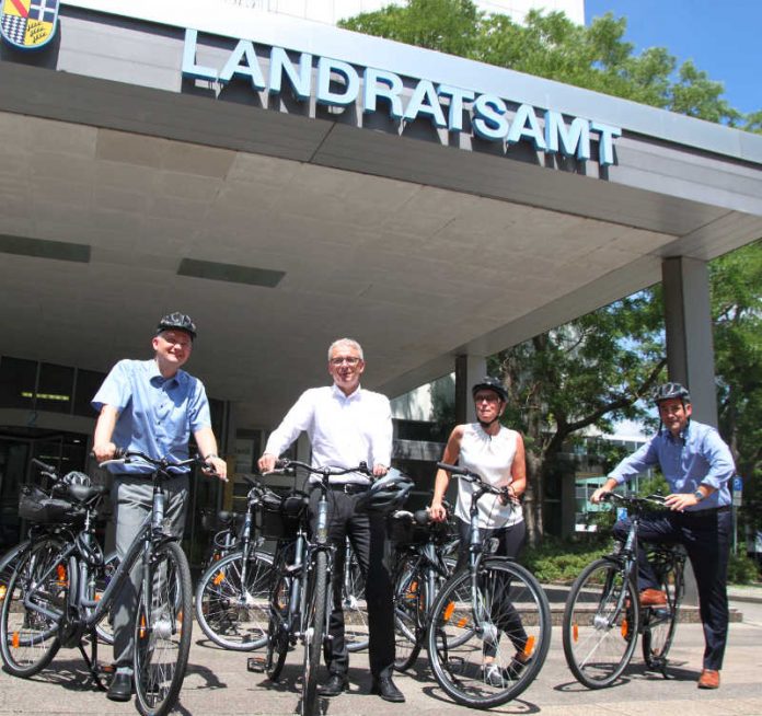 v.l.: Dezernent Ragnar Watteroth, Landrat Dr. Christoph Schnaudigel, Amtsleiterin Barbara Früh, Amtsleiter Ulrich Max. (Foto: Landratsamt Karlsruhe)