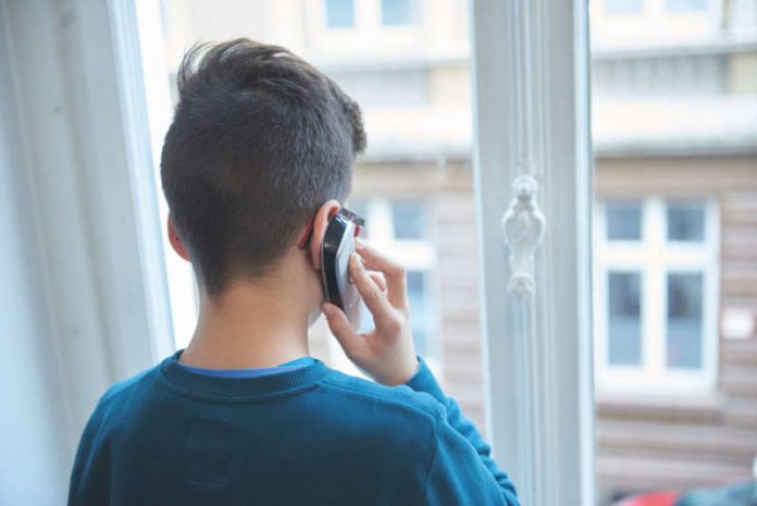 Zuhören, einfühlen, Hilfe zur Selbsthilfe geben - so unterstützen ehrenamtliche BeraterInnen Anrufer am Kinder- und Jugendtelefon (Foto: Nummer gegen Kummer e.V. / Uwe Schinkel)