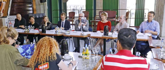 Axel Preuß (Schauspieldirektor), Stefanie Bub (Leiterin VOLKSTHEATER), Silke Meier (Ballettdramaturgin), Johannes Graf-Hauber (Kaufmännischer Direktor & Stellvertreter des Generalintendanten in kaufmännischen Angelegenheiten), Peter Spuhler (Generalintendant), Ulrike Stöck (Leiterin JUNGES STAATSTHEATER), Michael Fichtenholz (Operndirektor), Bernard Ohse (des. Orchesterdirektor) (Foto: ONUK)