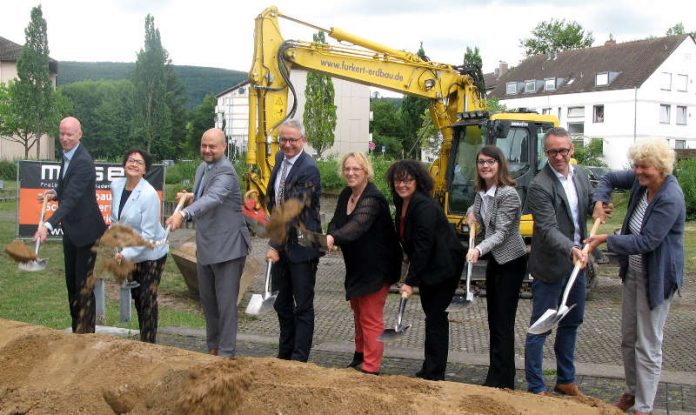 Spatenstich für den ersten Bauabschnitt des umfassenden Bildungsprojekts: Michael Weindel Junior, Michael Weindel Junior Architekten, Landtagsabgeordnete Barbara Saebel, Oberbürgermeister Johannes Arnold, Landrat Dr. Christoph Schnaudigel, Regierungspräsidentin Nicolette Kressl, Schulleiterin Claudia Märkt, Landtagsabgeordnete Christine Neumann und aus dem Kreistag die Fraktionsvorsitzenden Sven Weigt und Christine Geiger geben den symbolischen Startschuss für den Ergänzungsneubau der Wilhelm-Röpke-Schule als ersten Schritt der Neuausrichtung des Beruflichen Bildungszentrums Ettlingen. Alle packten tatkräftig mit an. (Foto: Landratsamt Karlsruhe)