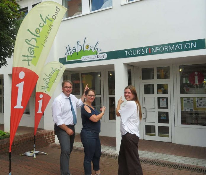 Ein echter Hingucker! Die Leiterin der Tourist-Information Annika Weiss, Mitarbeiterin Kathrin Zöller und der zuständige Beigeordnete Tobias Meyer freuen sich über das neue Schild (Foto: Gemeindeverwaltung Haßloch)