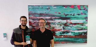 Acryl Painting in der Therme Vierordtbad: Raphael Becker (l., Karlsruher Bädergesellschaft) und Marc.Marc (ausstellender Künstler). (Foto: Karlsruher Bädergesellschaft mbH/Bäderbetriebe)