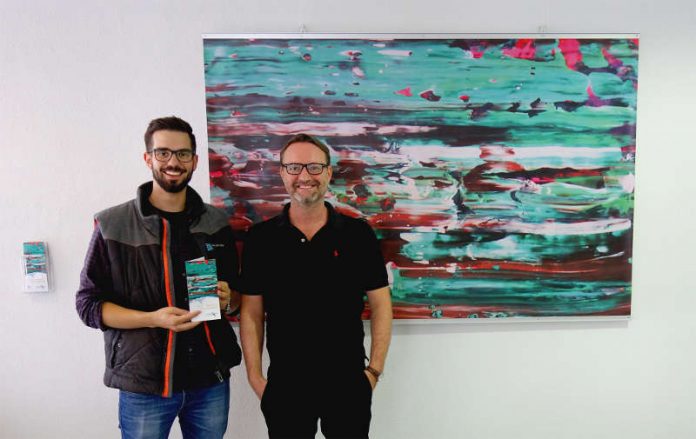 Acryl Painting in der Therme Vierordtbad: Raphael Becker (l., Karlsruher Bädergesellschaft) und Marc.Marc (ausstellender Künstler). (Foto: Karlsruher Bädergesellschaft mbH/Bäderbetriebe)