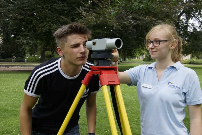 Ist die Vermessung ein Berufsfeld für mich ? Schülerinnen und Schüler konnten sich bei den Geolympischen Sommerspielen informieren.