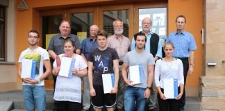 Gemeinsam mit ihren Lehrern und KVHS-Leiter Michael Zuber (h.R.r.) freuten sich die Absolventen des Kurses "Qualifizierter Sekundarabschluss I" der KVHS über den Erhalt der Zeugnisse. (Foto: Simone Stier)