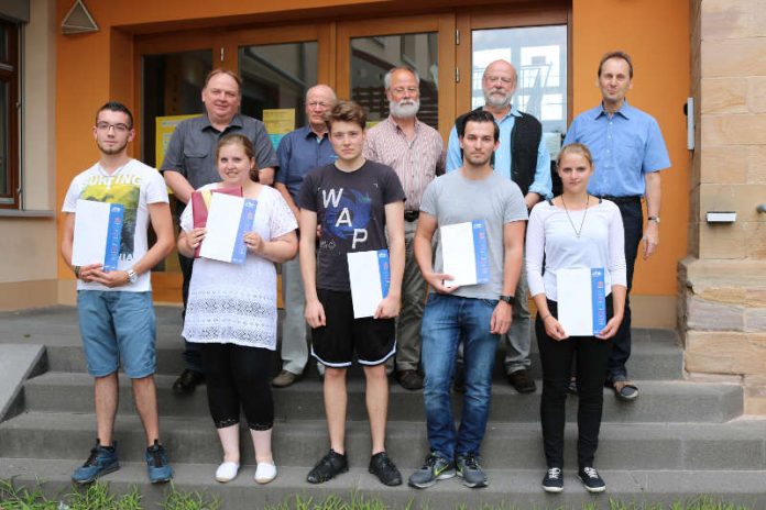 Gemeinsam mit ihren Lehrern und KVHS-Leiter Michael Zuber (h.R.r.) freuten sich die Absolventen des Kurses 