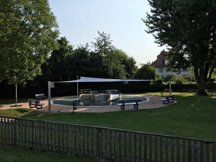 Neu im Freibad: Sonnensegel und Kletteranlage (Foto: Kreisstadt Heppenheim)