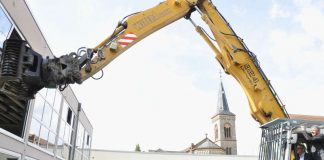 Landrat Christian Engelhardt führt den Bagger zum ersten Schlag, unterstützt von Bürgermeister Helmut Glanzner (Foto: Kreis Bergstraße)