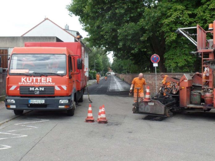 Sie sind mit dem Kaltasphaltierungsverfahren voll zufrieden: Erster Stadtrat Jens Bolze und Eric Ackermann vom Amt für Stadtentwicklung und Umweltplanung. (Foto: Stadt Viernheim)