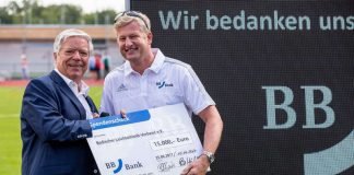 Frank Nowottny, Regionaldirektor der BBBank überreicht den Scheck an Philipp Krämer, Präsident des Badischen Leichtathletik-Verbandes (links) (Foto: Badischer Leichtathletikverband)