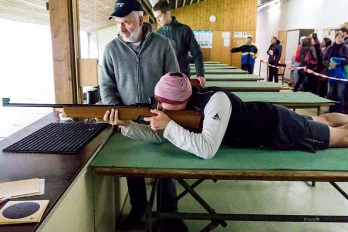 Liegend schießen mit dem Kleinkalibergewehr (Foto: FV Sportfreunde Forchheim)