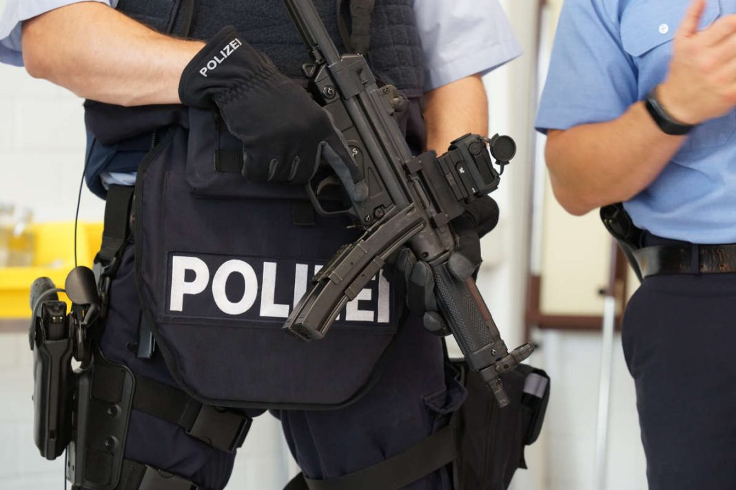 Polizist mit ballistischer Schutzausrüstung (Foto: Holger Knecht)