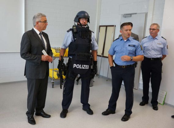 Innenminister Roger Lewentz und Polizeioberrat Thomas Wimmer (Foto: Holger Knecht)