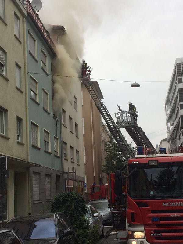Brandbekämpfung in der Maxstraße (Foto: Polizei RLP) Brandbekämpfung in der Maxstraße (Foto: Polizei RLP)