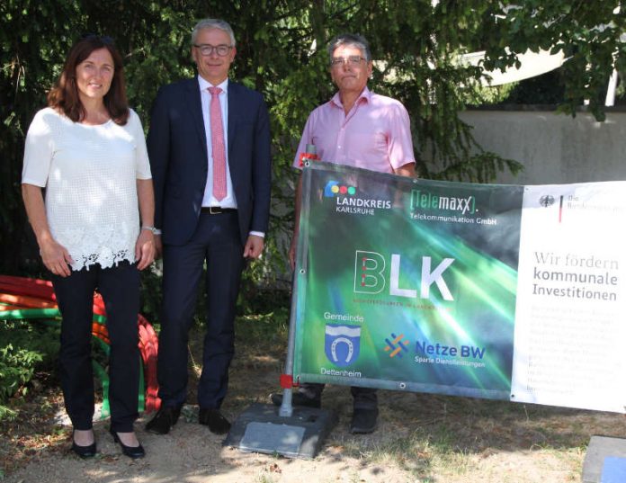 Bürgermeisterin Ute Göbelbecker und der stellvertretende Bauamtsleiter Andreas Freittag informierten Landrat Dr. Christoph Schnaudigel (Bildmitte) über den Fortschritt der Baumaßnahme des Breitband-Übergangspunktes hinter dem Rathaus (Foto: Landratsamt Karlsruhe)