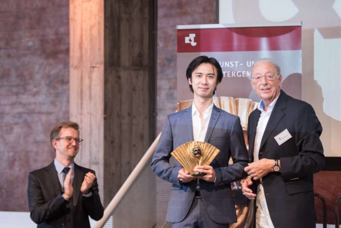 Johannes Graf-Hauber (Kaufmännischer Direktor), Zhi Le Xu (Erster Solist), Prof. Jürgen Ulmer (Vors. KTG) (Foto: Michael M. Roth, MicialMedia)