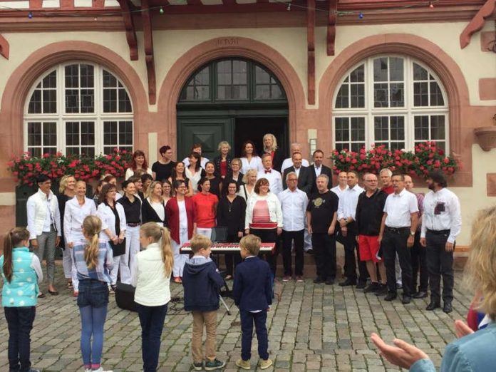 Der PopChor 21 auf dem Heppenheimer Marktplatz (Foto: PopChor 21)