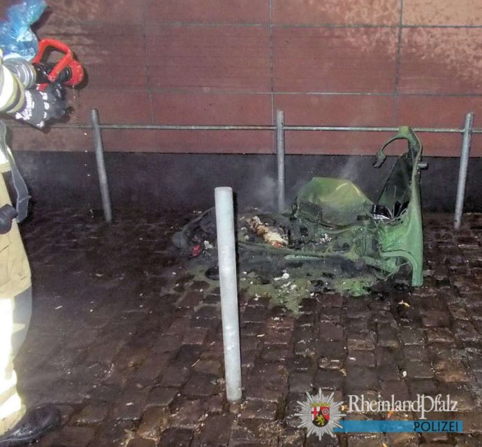 Nur drei Tage nach dem ersten Brand ging nun ein weiterer Müllcontainer am Pfalztheater in Flammen auf. Die Polizei bittet um Hinweise auf mögliche Täter. (Foto: Polizei RLP) Nur drei Tage nach dem ersten Brand ging nun ein weiterer Müllcontainer am Pfalztheater in Flammen auf. Die Polizei bittet um Hinweise auf mögliche Täter. (Foto: Polizei RLP)