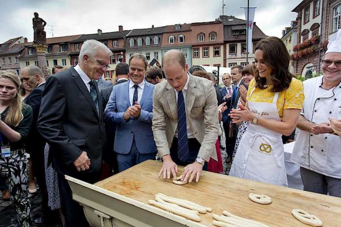 Marktplatz: Ministerpräsident Winfried Kretschmann (3.v.l.), Prinz William (5.v.l.), Herzogin Catherine (2.v.r.) und der Oberbürgermeister der Stadt Heidelberg, Prof. Dr. Eckart Würzner (4.v.l.) Quelle: Staatsministerium Baden-Württemberg