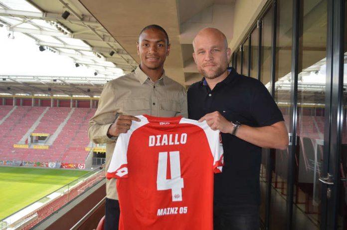 Abdou Diallo und Rouven Schröder mit Diallos neuem Trikot (Foto: twitter.com/1FSVMainz05)