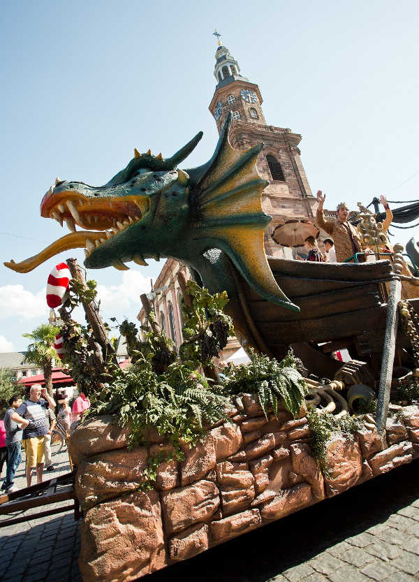 Drachen-Festwagen (Foto: Bernward Bertram) Drachen-Festwagen (Foto: Bernward Bertram)