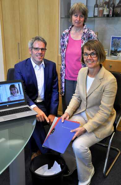 Papier ade: Mit dem E-Bewerbermanagement weiter in Richtung digitaler Verwaltung, wie Landrat Christian Engelhardt, Personalratsvorsitzende Ellen Bartelheimer und die Leiterin des Fachbereichs Personalmanagement, Barbara Hoffbauer, verdeutlichen. Papier ade: Mit dem E-Bewerbermanagement weiter in Richtung digitaler Verwaltung, wie Landrat Christian Engelhardt, Personalratsvorsitzende Ellen Bartelheimer und die Leiterin des Fachbereichs Personalmanagement, Barbara Hoffbauer, verdeutlichen.