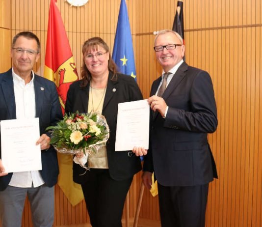Landrat Ernst Walter Görisch (r.) überreichte Ehrennadeln des Landes an Marion Gerharz und Willi Groß. (Foto: Simone Stier)