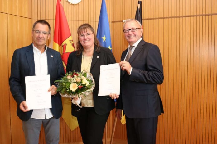 Landrat Ernst Walter Görisch (r.) überreichte Ehrennadeln des Landes an Marion Gerharz und Willi Groß. (Foto: Simone Stier) Landrat Ernst Walter Görisch (r.) überreichte Ehrennadeln des Landes an Marion Gerharz und Willi Groß. (Foto: Simone Stier)