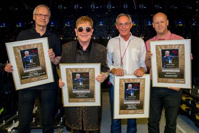 Klaus-Peter Matziol (Peter Rieger Konzertagentur), Elton John, Ziggy Grimm (SAP Arena) und Matthias Mantel (BB Promotion). (Foto: SAP Arena/Sörlli Binder)