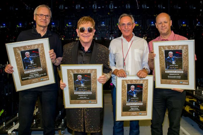 Klaus-Peter Matziol (Peter Rieger Konzertagentur), Elton John, Ziggy Grimm (SAP Arena) und Matthias Mantel (BB Promotion). (Foto: SAP Arena/Sörlli Binder) Klaus-Peter Matziol (Peter Rieger Konzertagentur), Elton John, Ziggy Grimm (SAP Arena) und Matthias Mantel (BB Promotion). (Foto: SAP Arena/Sörlli Binder)